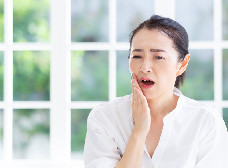 歯の痛みに悩む女性